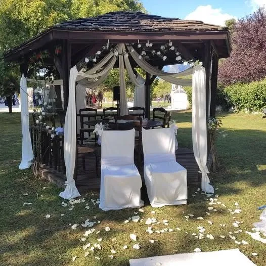 photo d'une pergola décorée pour la cérémonie