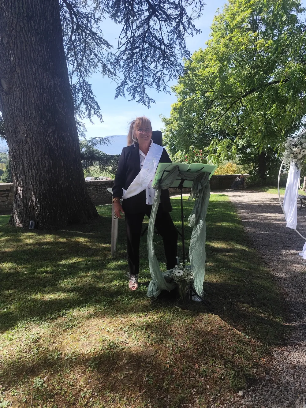 une photo de la cvérémonie laique plus spécifiquement le maître de cérémonie